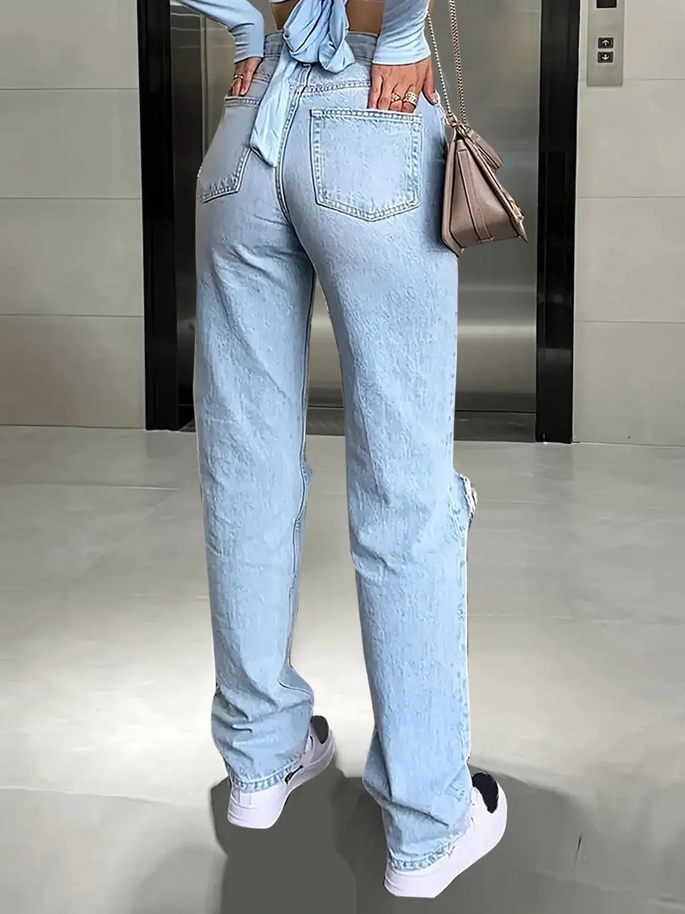 "Jeans a vita alta strappati al ginocchio in denim chiaro" 👖 All You Need