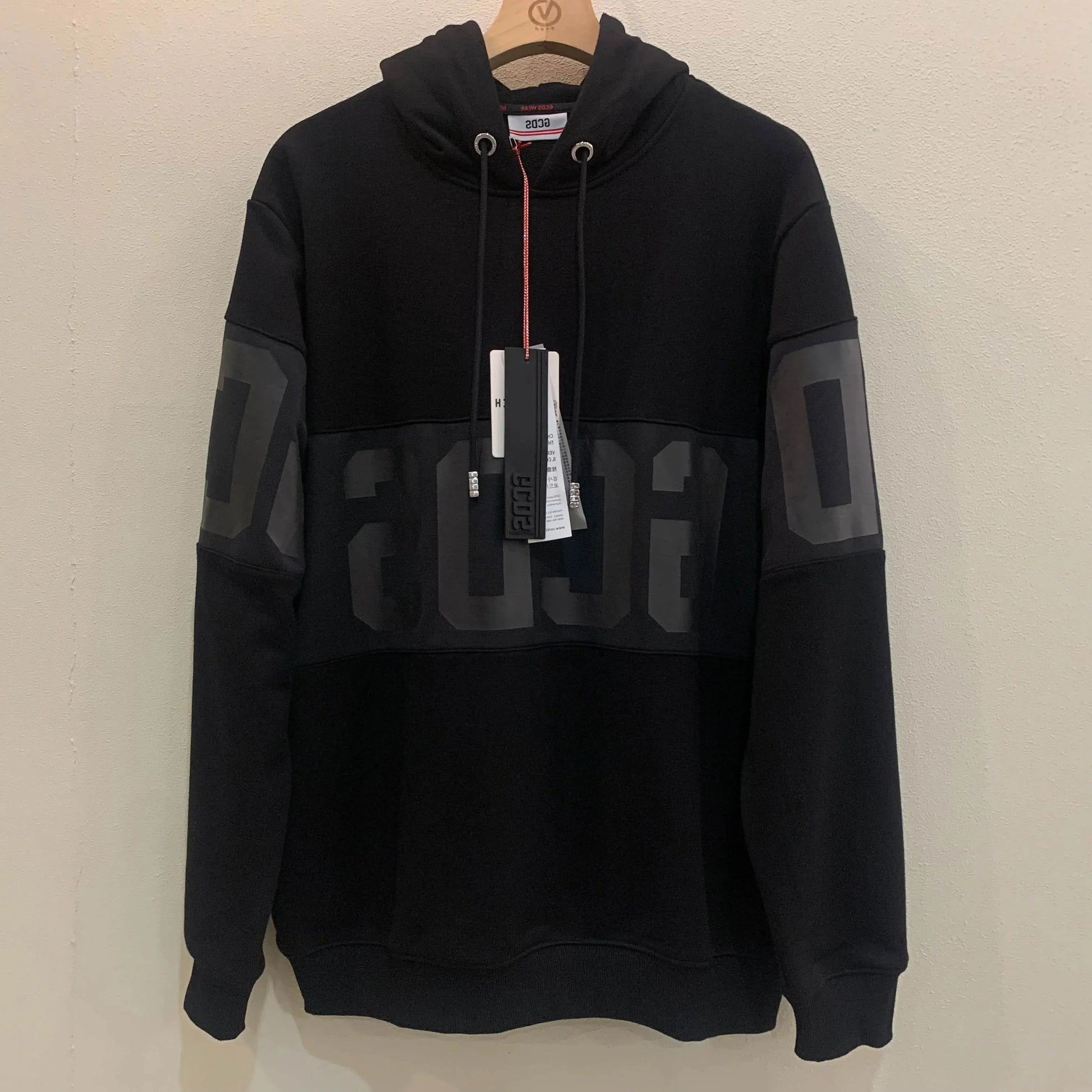 "Felpa nera con cappuccio e logo bianco/rosso a fascia" All You Need