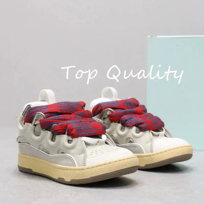 "Sneakers nere con lacci branded e dettagli bianchi" 👟 All You Need