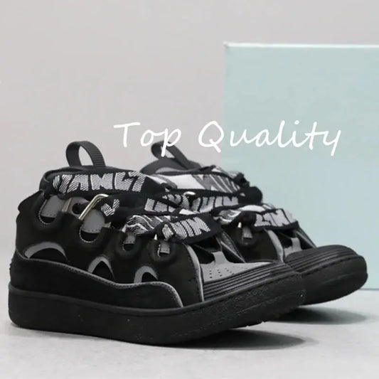 "Sneakers nere con lacci branded e dettagli bianchi" 👟 All You Need