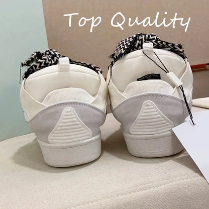 "Sneakers nere con lacci branded e dettagli bianchi" 👟 All You Need