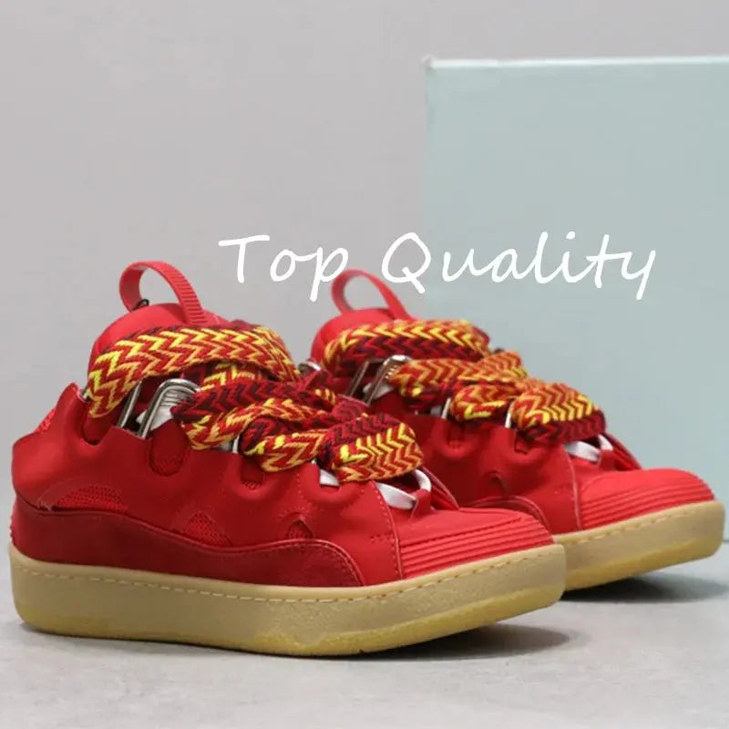 "Sneakers nere con lacci branded e dettagli bianchi" 👟 All You Need