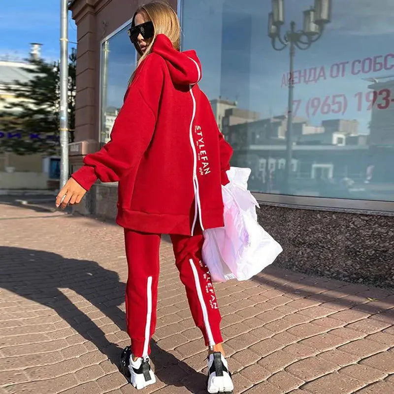 "Completo sportivo donna nero con dettagli bianchi e sneakers chunky" All You Need