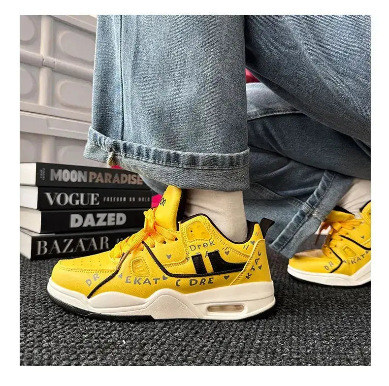 "Sneakers gialle con dettagli neri e suola bianca" 👟 All You Need