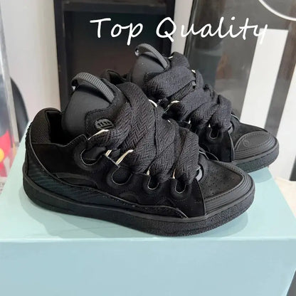 "Sneakers nere con lacci branded e dettagli bianchi" 👟 All You Need