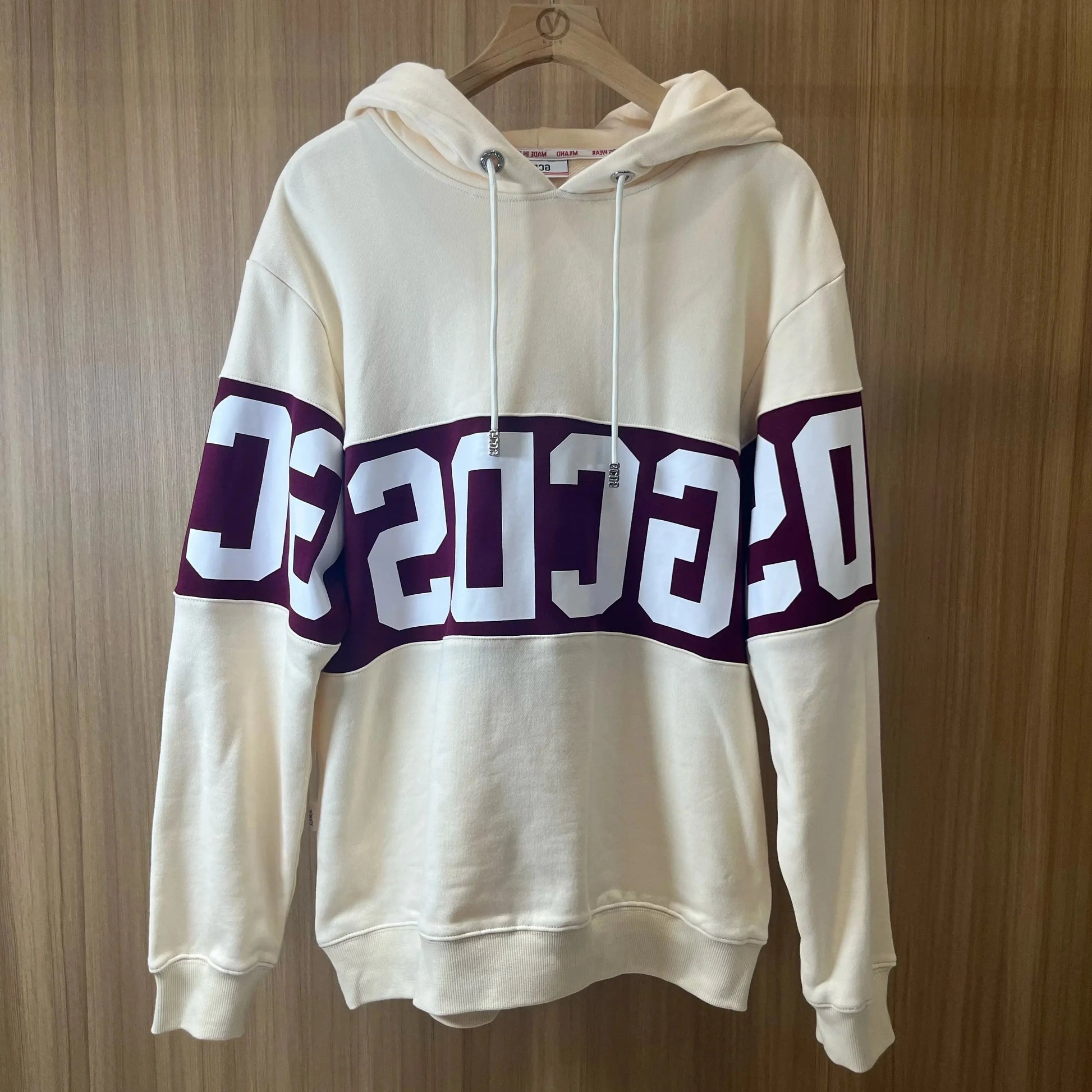 "Felpa nera con cappuccio e logo bianco/rosso a fascia" All You Need
