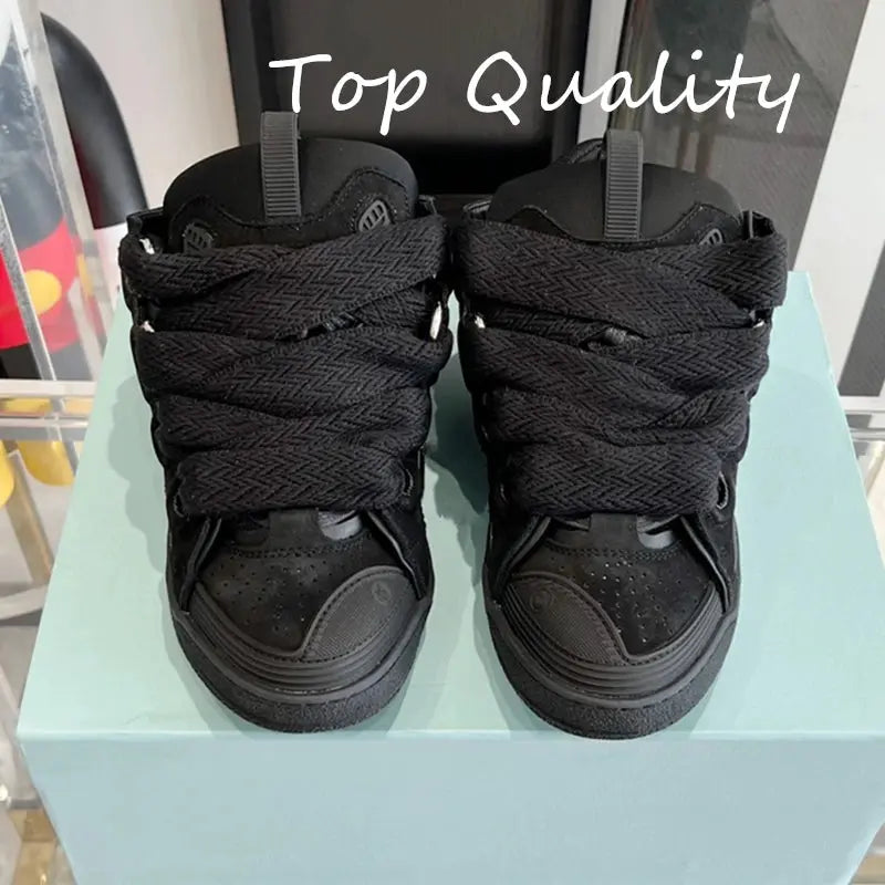 "Sneakers nere con lacci branded e dettagli bianchi" 👟 All You Need