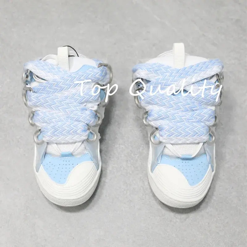 "Sneakers nere con lacci branded e dettagli bianchi" 👟 All You Need