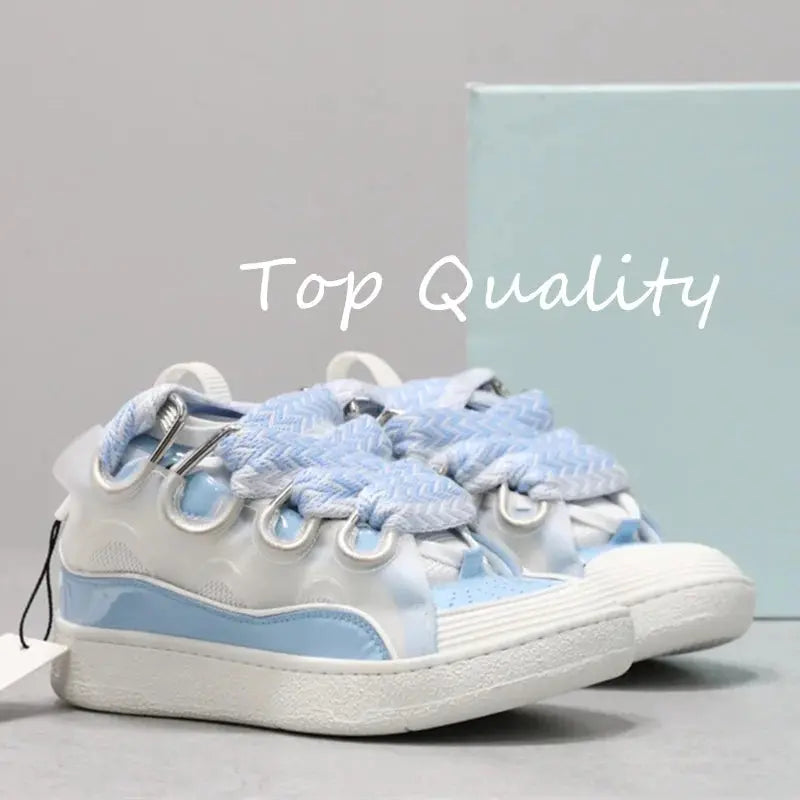 "Sneakers nere con lacci branded e dettagli bianchi" 👟 All You Need