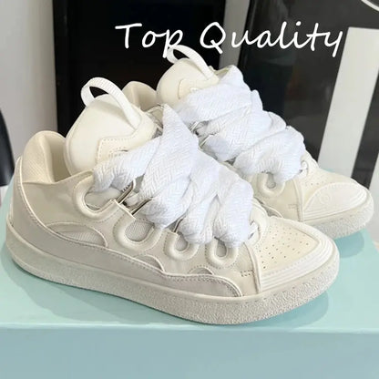 "Sneakers nere con lacci branded e dettagli bianchi" 👟 All You Need