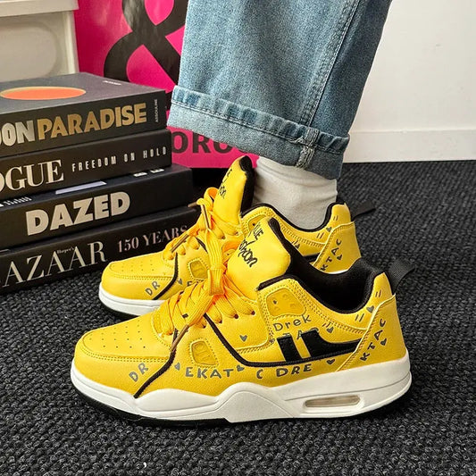 "Sneakers gialle con dettagli neri e suola bianca" 👟 All You Need