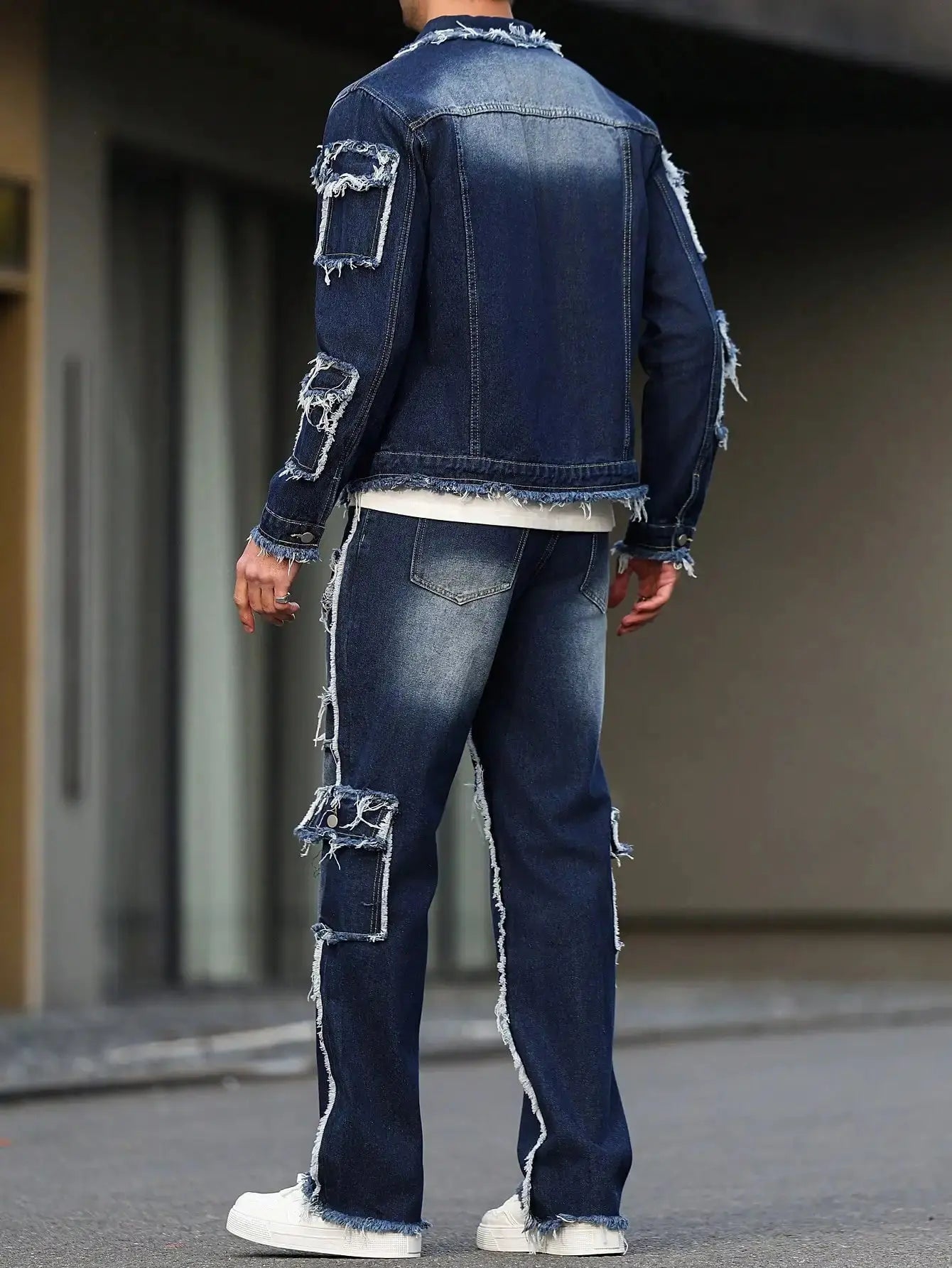 "Completo uomo in denim patchwork con giacca e jeans strappati" All You Need