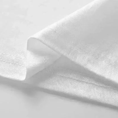 "T-shirt nera con stampa grafica e maxi logo bianco" 👕 All You Need