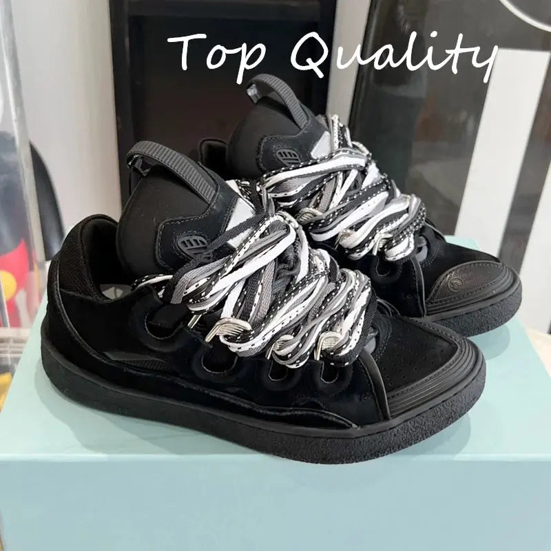 "Sneakers nere con lacci branded e dettagli bianchi" 👟 All You Need