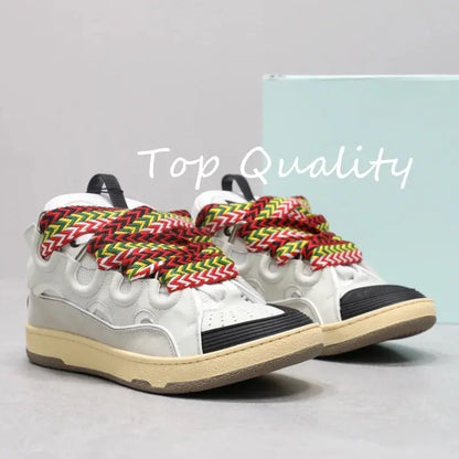 "Sneakers nere con lacci branded e dettagli bianchi" 👟 All You Need