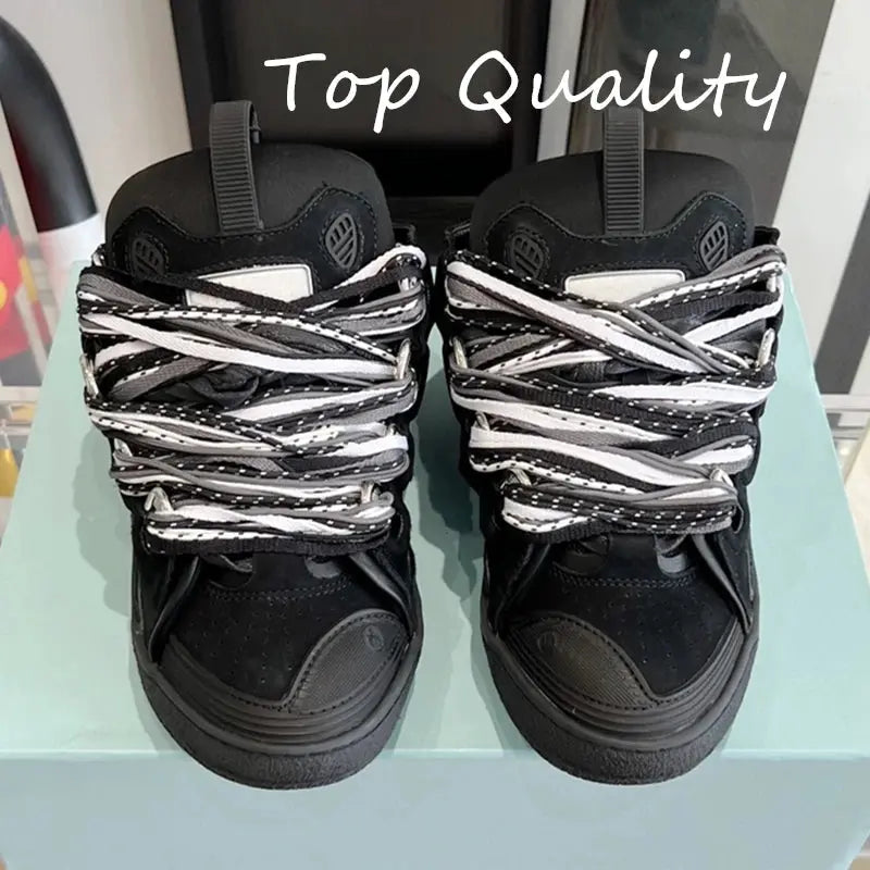 "Sneakers nere con lacci branded e dettagli bianchi" 👟 All You Need