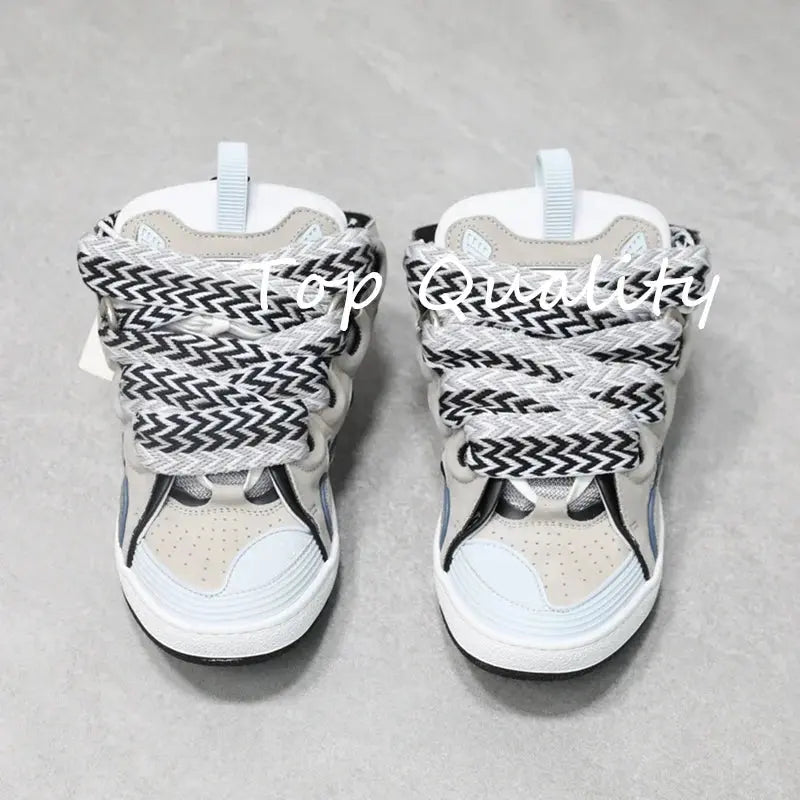 "Sneakers nere con lacci branded e dettagli bianchi" 👟 All You Need