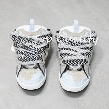 "Sneakers nere con lacci branded e dettagli bianchi" 👟 All You Need
