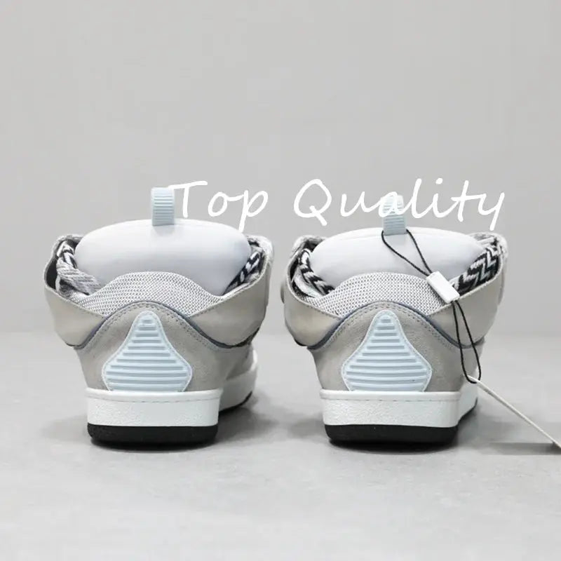 "Sneakers nere con lacci branded e dettagli bianchi" 👟 All You Need