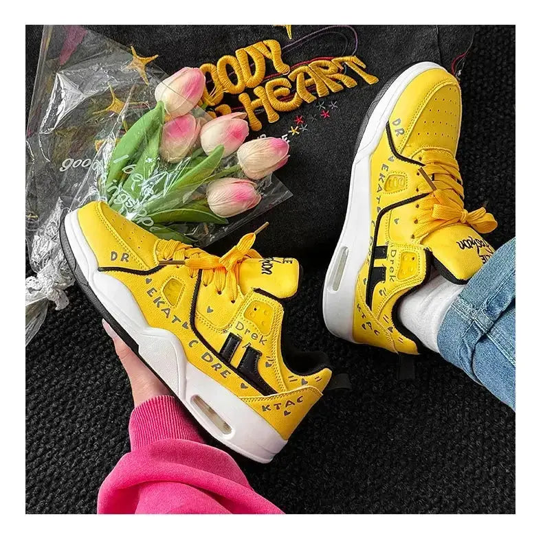 "Sneakers gialle con dettagli neri e suola bianca" 👟 All You Need