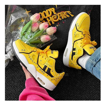 "Sneakers gialle con dettagli neri e suola bianca" 👟 All You Need