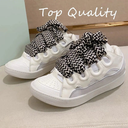 "Sneakers nere con lacci branded e dettagli bianchi" 👟 All You Need