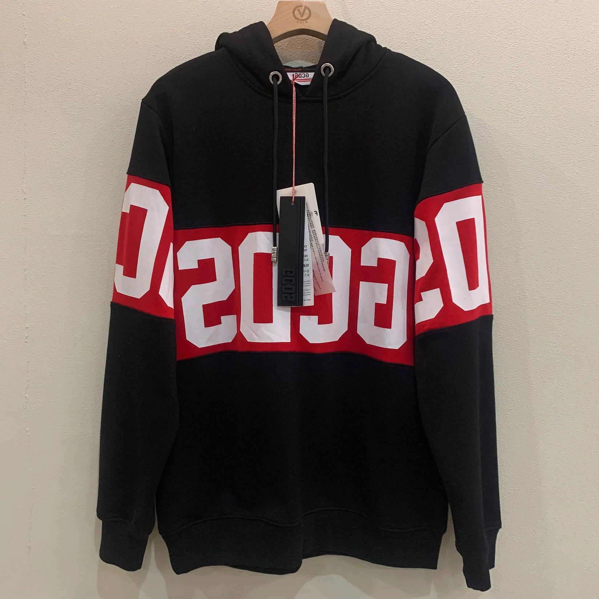 "Felpa nera con cappuccio e logo bianco/rosso a fascia" All You Need