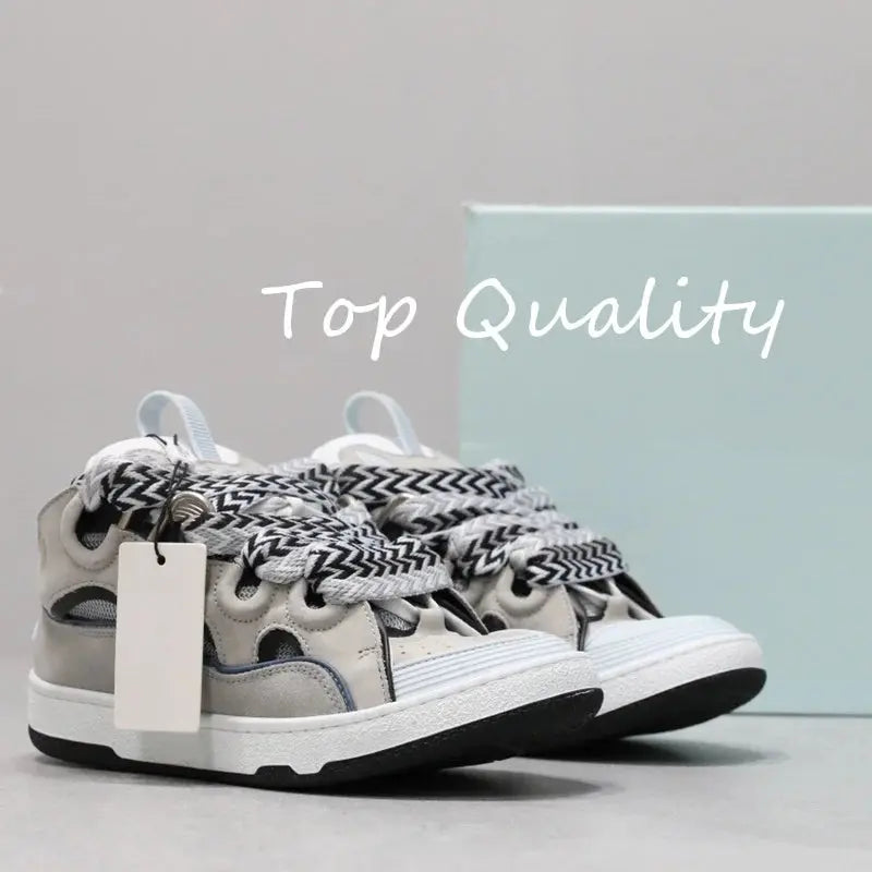 "Sneakers nere con lacci branded e dettagli bianchi" 👟 All You Need