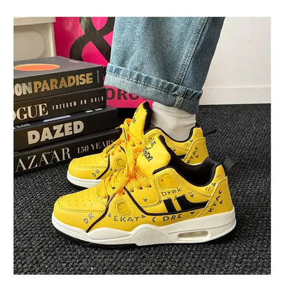 "Sneakers gialle con dettagli neri e suola bianca" 👟 All You Need
