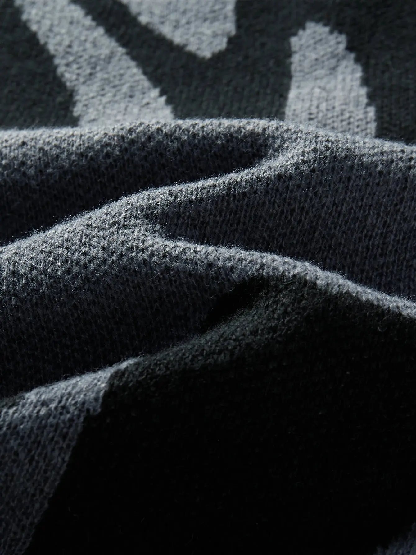 Maglione grigio con pattern astratto nero" 🖤 All You Need