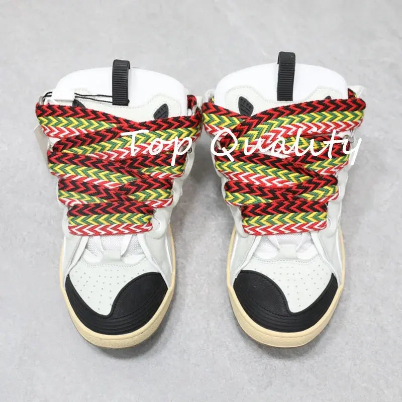 "Sneakers nere con lacci branded e dettagli bianchi" 👟 All You Need