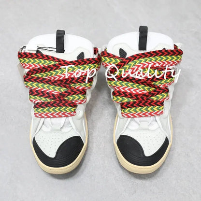 "Sneakers nere con lacci branded e dettagli bianchi" 👟 All You Need