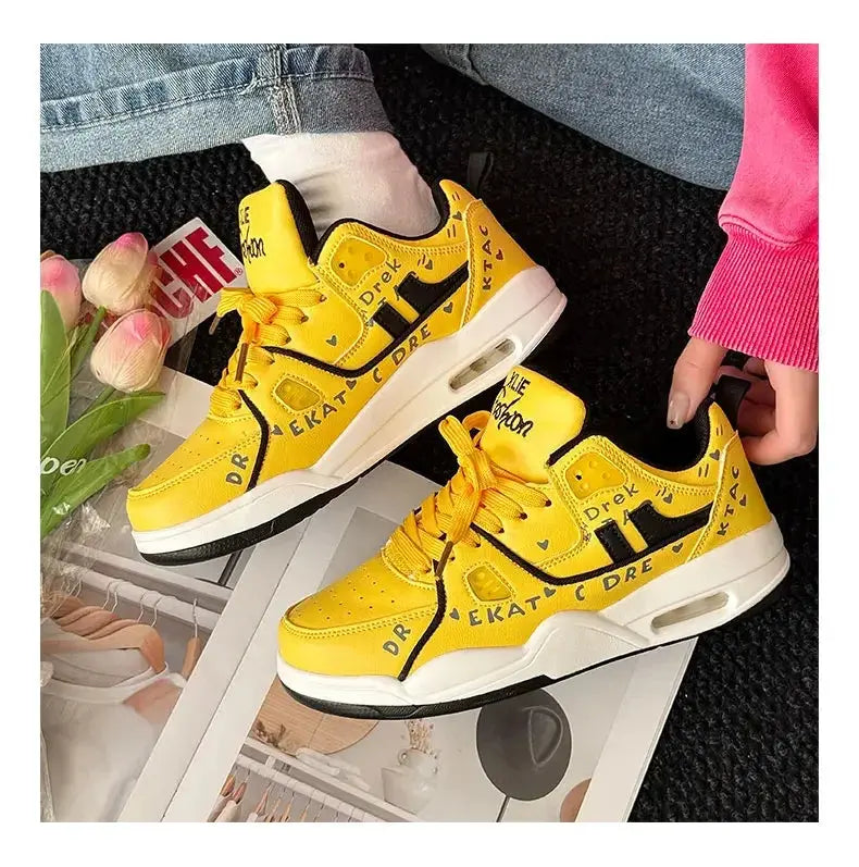 "Sneakers gialle con dettagli neri e suola bianca" 👟 All You Need
