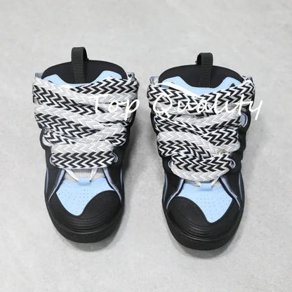 "Sneakers nere con lacci branded e dettagli bianchi" 👟 All You Need