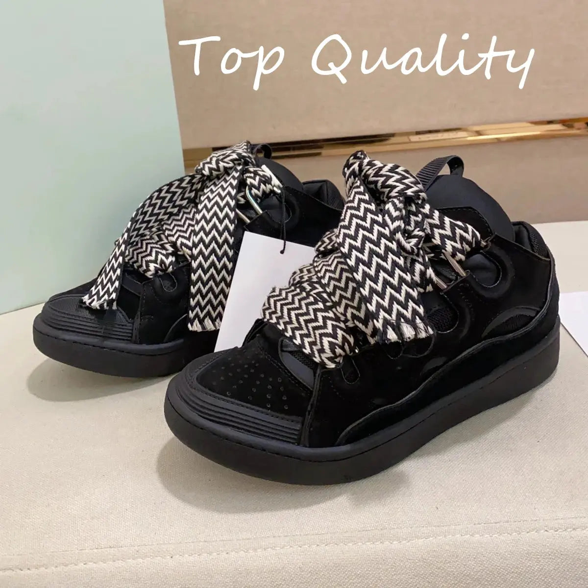 "Sneakers nere con lacci branded e dettagli bianchi" 👟 All You Need