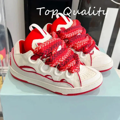 "Sneakers nere con lacci branded e dettagli bianchi" 👟 All You Need