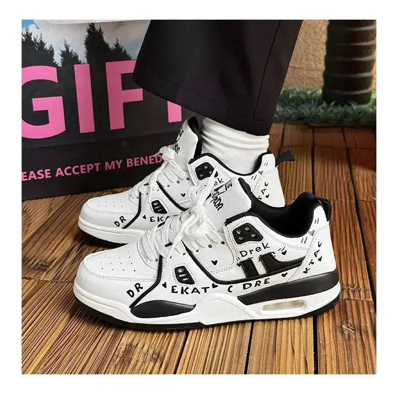 "Sneakers gialle con dettagli neri e suola bianca" 👟 All You Need