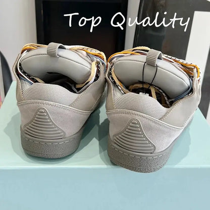 "Sneakers nere con lacci branded e dettagli bianchi" 👟 All You Need