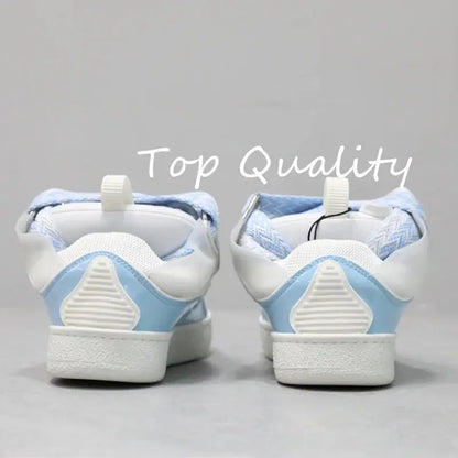 "Sneakers nere con lacci branded e dettagli bianchi" 👟 All You Need