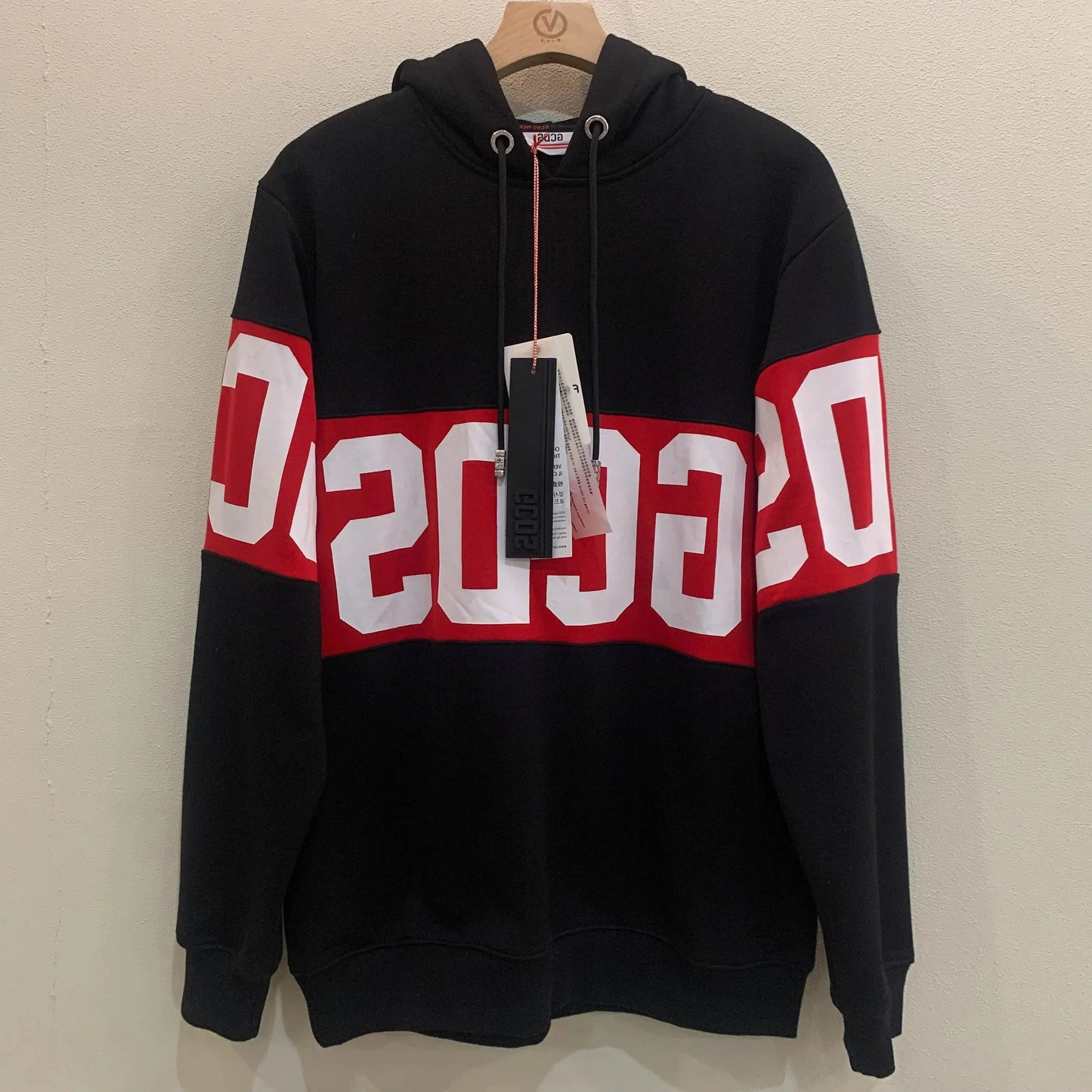 "Felpa nera con cappuccio e logo bianco/rosso a fascia" All You Need